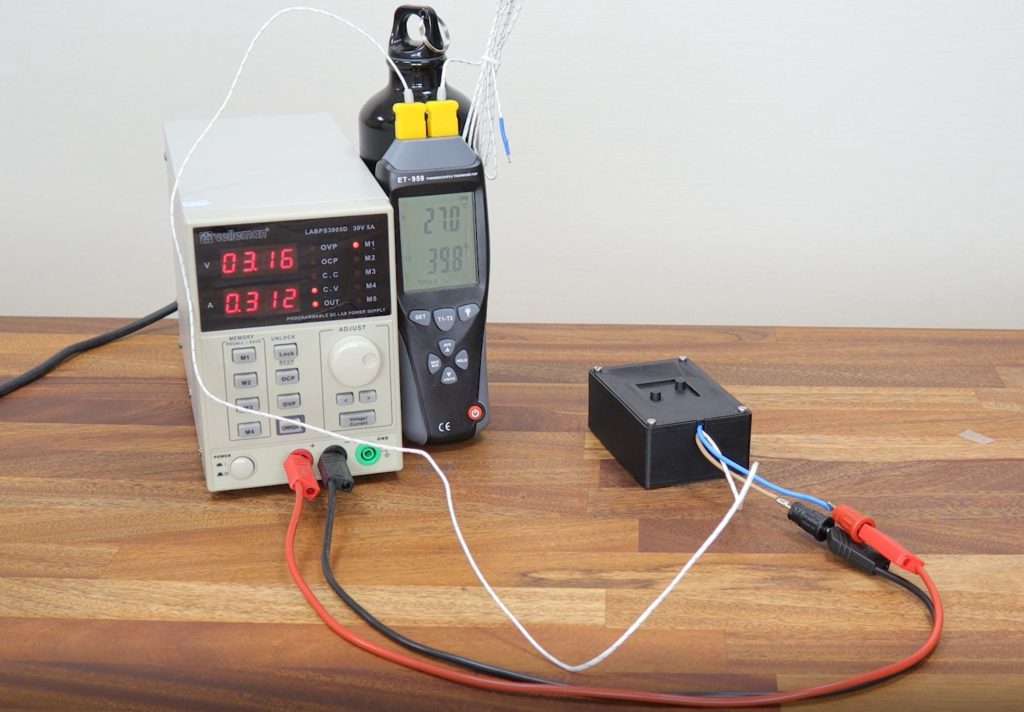 Test setup with Velleman LABPS3005D bench power supply and Clas Ohlson ET-959 thermocouple thermometer.